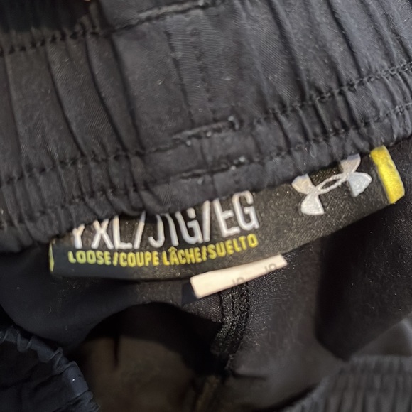 YOUTH UNDER ARMOUR SHORTS - Picture 3 of 3